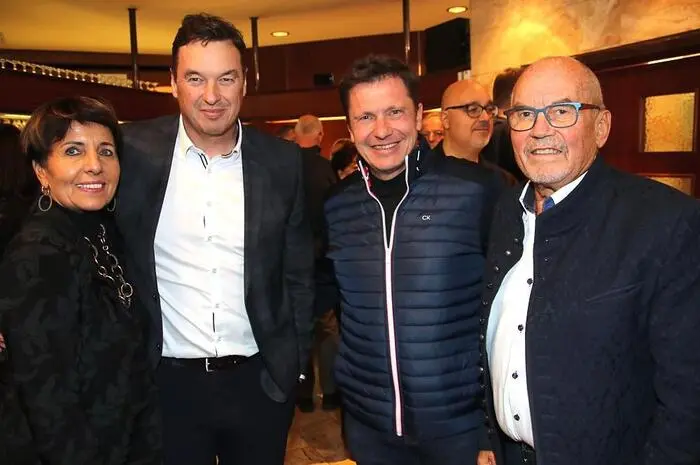 Die vielen Zuhörer, unter ihnen Bürgermeister Jochen Bocksruker, Stadtrat Andreas Albrecher und Unternehmer Otto Kresch, dankten den Gesangskünstlern mit donnerndem Applaus.