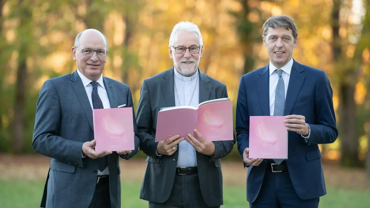 Kapeller und Bischof Marketz mit Sponsorenvertreter Georg Messner, Vorstandsdirektor der Raiffeisen Landesbank Kärnten (von links)