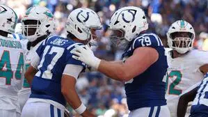 Bernhard Raimann (rechts) jubelte mit Quarterback Daniel Jones