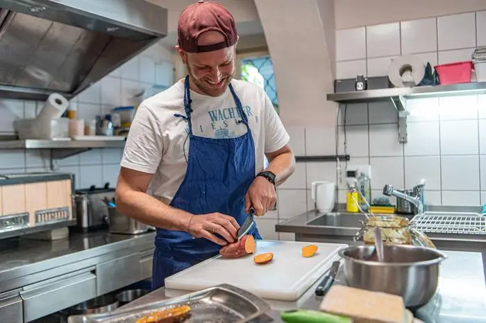 Süßkartoffeln: Egal ob als knusprige Pommes, cremige Suppe oder würzig gefüllt aus dem Ofen – die trendigen Knollen sind in aller Munde. 