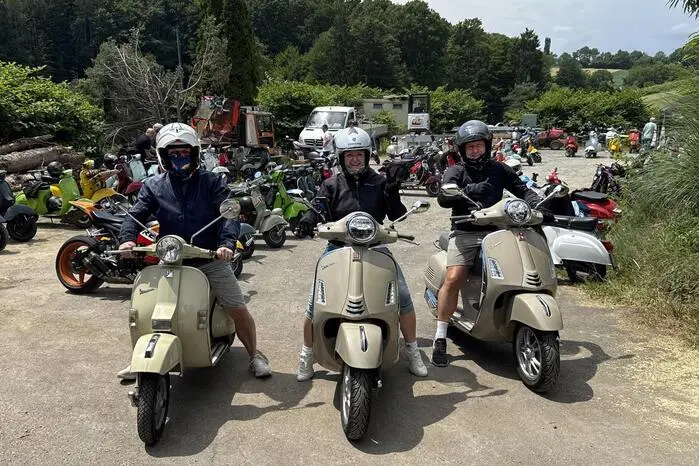 Natürlich waren neben absoluten Klassikern aus den 50er Jahren auch moderne Vespas willkommen.