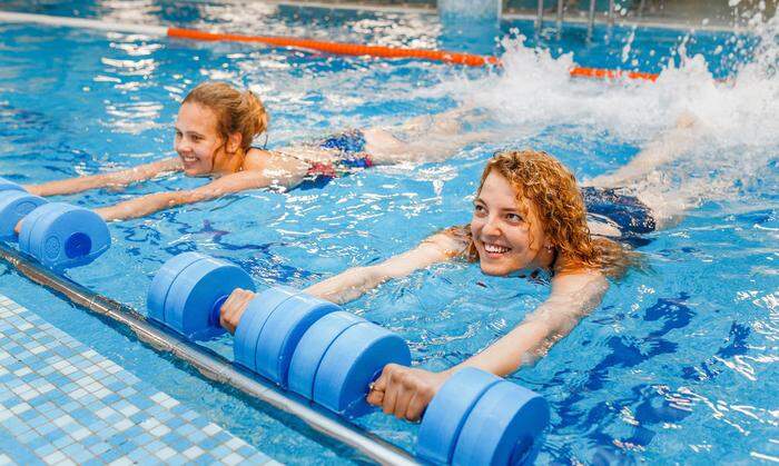 Wassergymnastik schont die Gelenke und ermöglicht dennoch ein Training der Muskulatur 