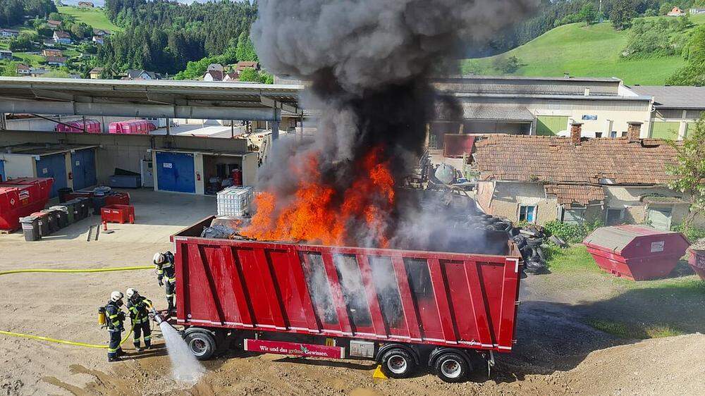 Die Feuerwehren Krems und Voitsberg löschten den Containerbrand