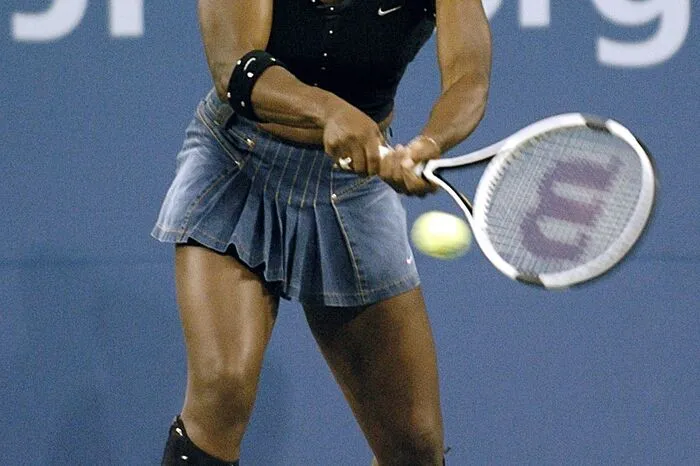 Bei den US Open 2004 im Viertelfinale spielte das Tennis-Ass in einem plissiertem Tennis-Jeansrock und stiefelartigen Sneakers. Das hat es zuvor noch nie gegeben.