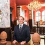 Schlossherr Sigurd Hochfellner in der Eingangshalle