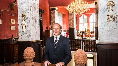 Schlossherr Sigurd Hochfellner in der Eingangshalle
