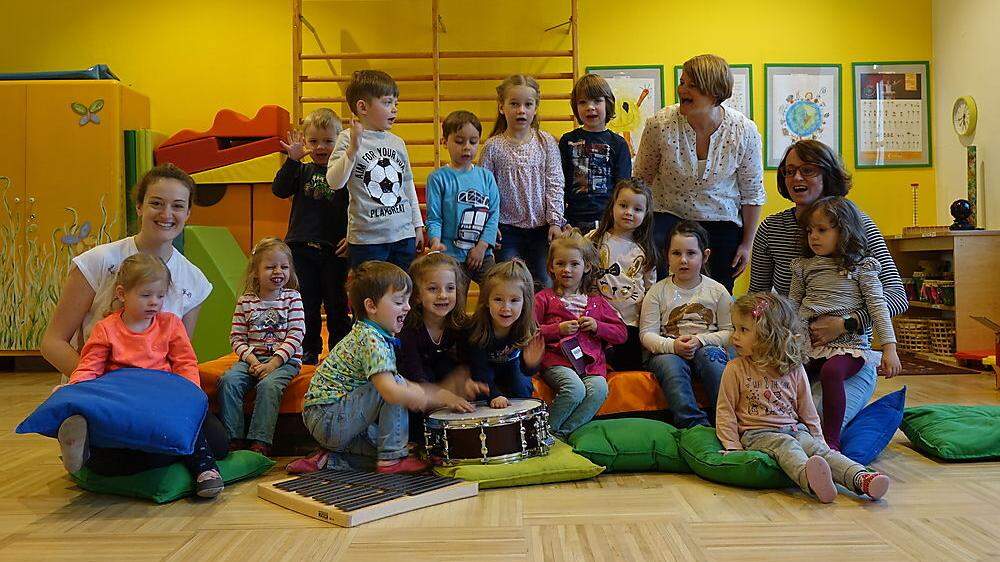      Die Trommel und das Glockenspiel von Paukistin Karin Meissl (links)   sorgten bei den Mixnitzer Kindergartenkinder für Begeisterung