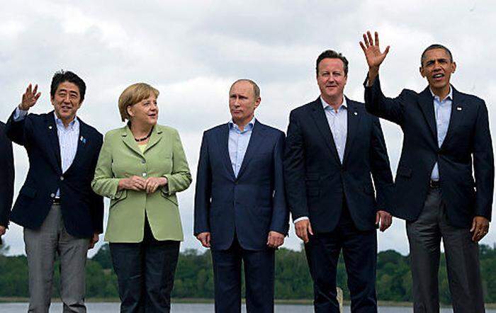 Fällt aus der männlich schwarz-dunkelblauen Reihe: Angela Merkel 