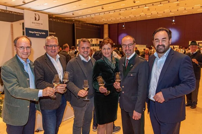 Franz Kerber, Thomas Spann, Michael Feiertag, Maria Pein, Michael Gradischnig und Hausherr Armin Egger