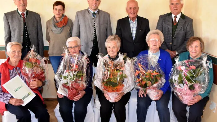 Die geehrten Mitglieder, v.l. Theresia Tanner, Frieda Pürstl, Hilde Dorfer, Martina Pausch und Veronika Taxacher. Hinten v.l. Kassier Klement Knapp, Schriftführerin Josefine Kaufmann, Vizebgm. Markus Spreitzer, BO Josef Obergantschnig und Obmann Hans Pernthaler