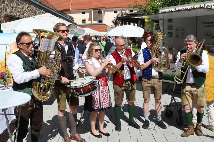 Für den musikalischen Aufputz sorgten unter anderem die „Ebersteiner Kirchtagsmusi“ (Foto) und  die „Franzbranntweiner“. 