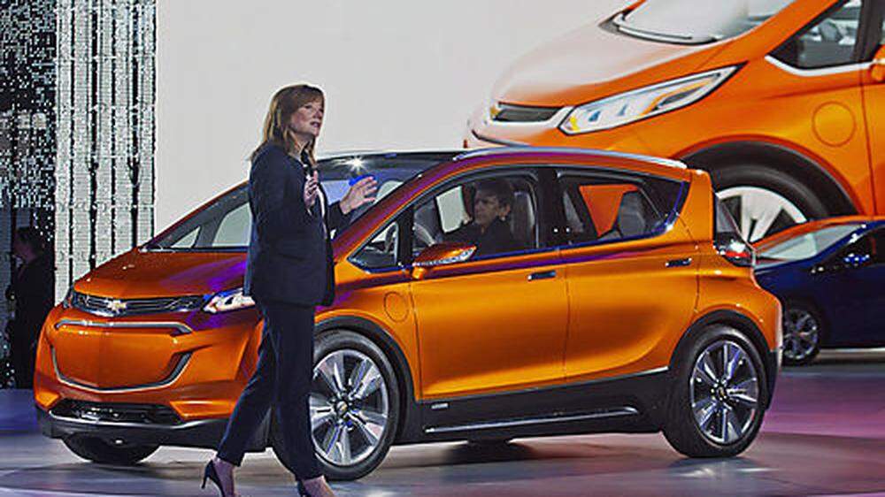 GM-Chefin Mary Barra präsentiert den Chevrolet Bolt