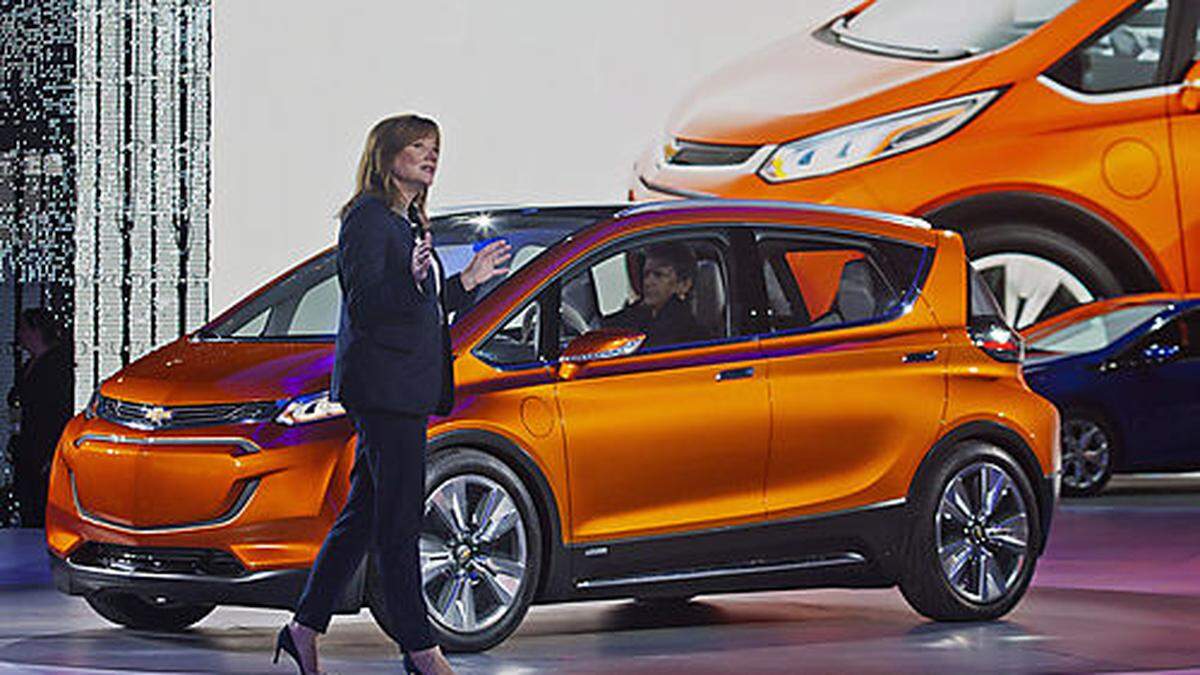 GM-Chefin Mary Barra präsentiert den Chevrolet Bolt