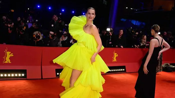 Ein Hingucker jagte am Roten Teppich der 74. Berlinale den nächsten. Das deutsche Model Toni Garrn strahlte im wahrsten Sinne des Wortes.