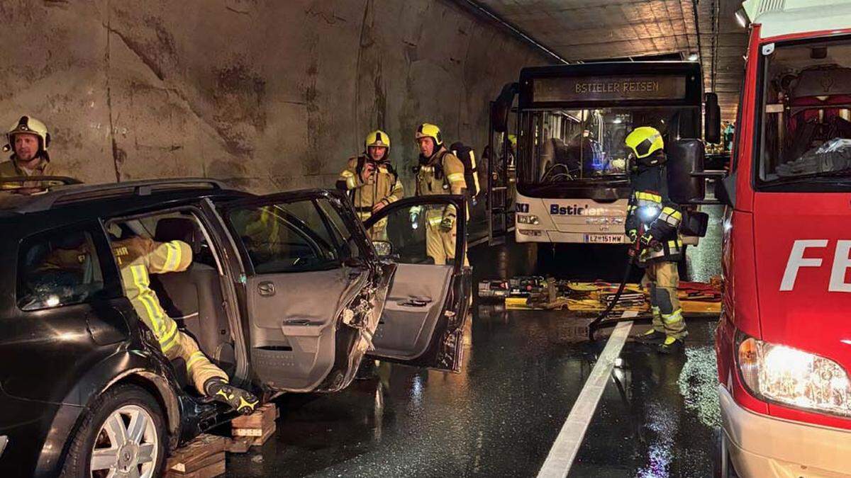 Um im Falle eines Unfalls oder Brandes schnell und sicher handeln zu können, fand im Felbertauerntunnel eine groß angelegte Einsatzübung statt.