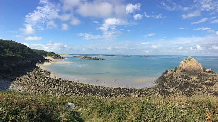 Shell Beach. Unberührter, einsamer Traumstrand auf der Insel Herm mit türkisblauem Wasser, weißem Sand und vielen Muscheln. Nur zu Fuß oder per Boot erreichbar!
