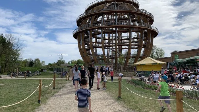 Holz als Attraktion: Die 38 Meter hohe Erlebnis-Holzkugel in Bayern wurde von der Firma Almholz...