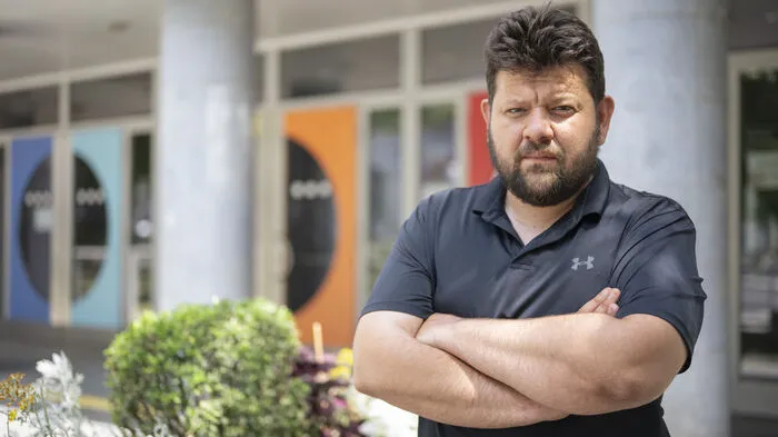 Petar Rosandić auch bekannt als Rapper Kid Pex vor seiner alten Schule in der Amerlingstraße in Wien