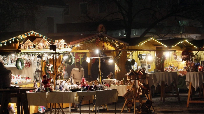 Mit rund 50 Ständen ist der Für­stenfelder Weihnachtsmarkt...