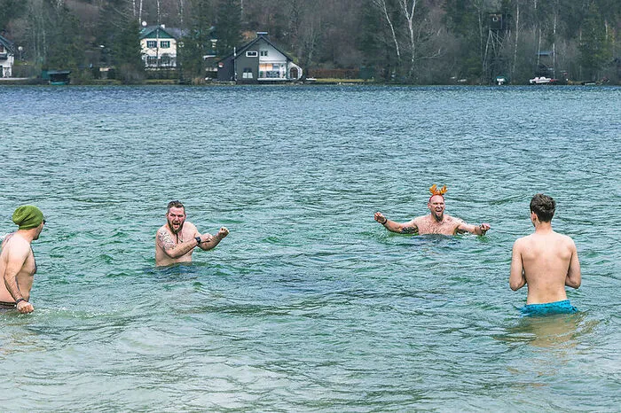16 Schwimmerinnen und Schwimmer wagten den Sprung ins kühle Nass