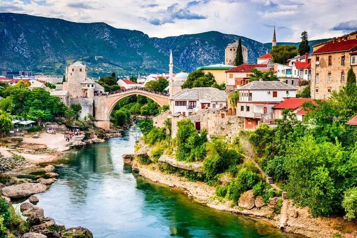 In Bosnien und Herzegowina den eigenen Fokus zu erweitern empfiehlt der Lonely Planet und rät zur Ćiro-Fahrradroute, einer alten österreichisch-ungarischen Bahnstrecke von Mostar nach Dubrovnik.