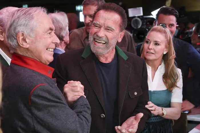 Karl Schranz und Arnold Schwarzenegger schlagen ein