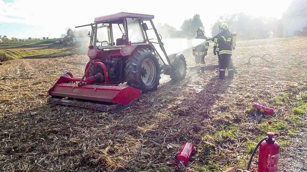 Traktor fing während Feldarbeiten feuer
