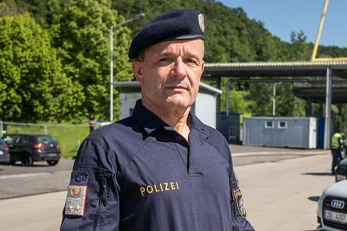 Heimo Moser von der Grenzpolizeiinspektion Spielfeld leitet den Einsatz.