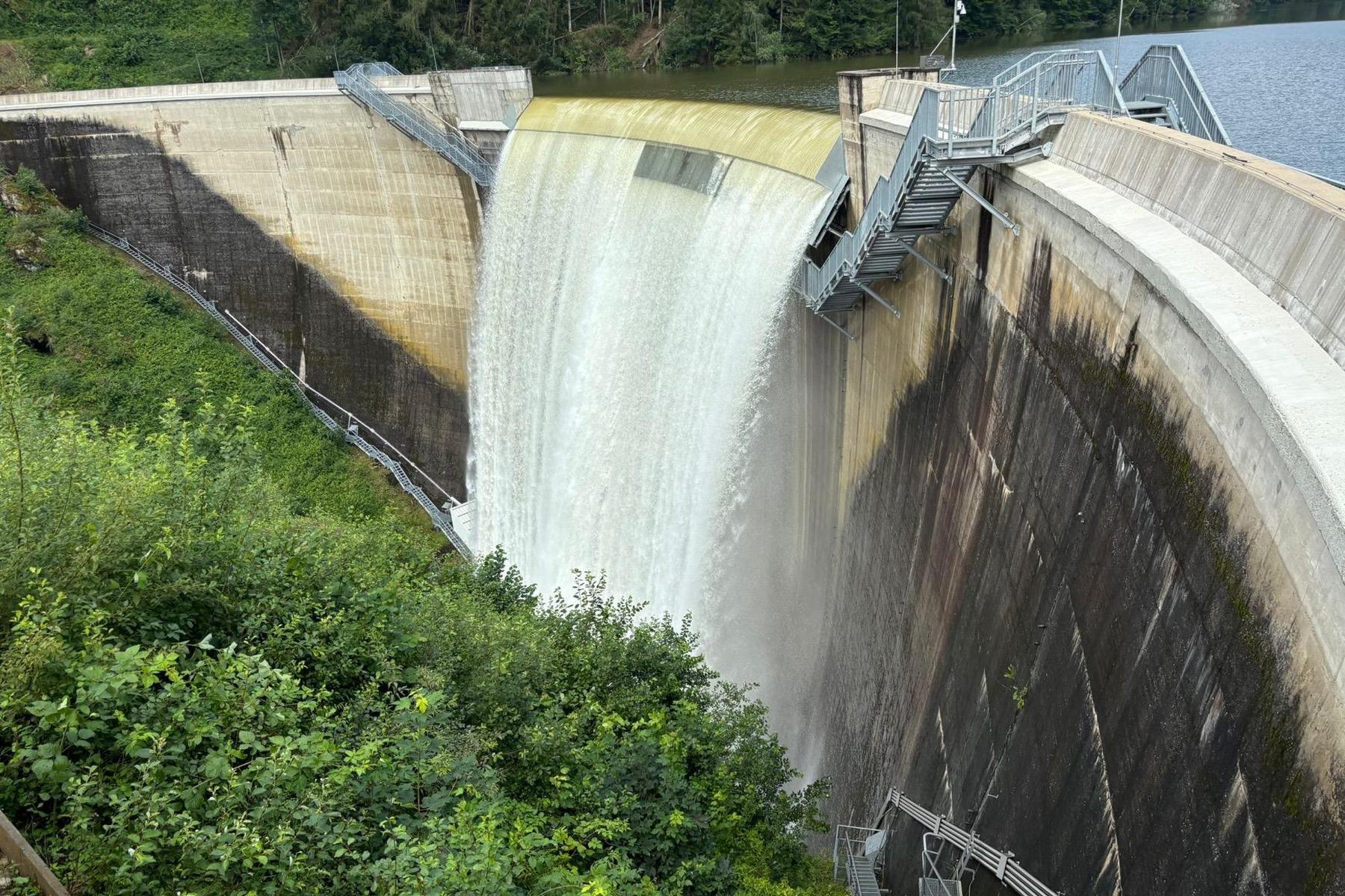 Edelschrott: Hirzmannsperre übergelaufen: Spuren der Verwüstung auch im Stausee