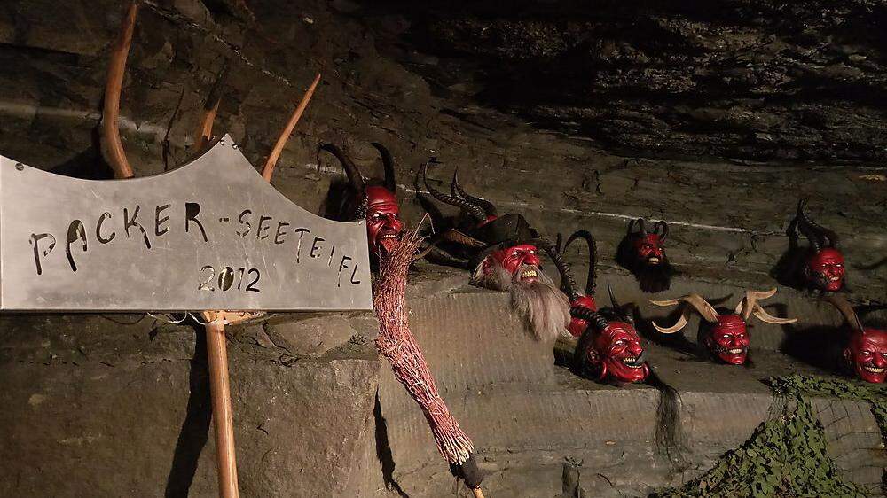 Hunderte Krampusmasken sind in der Sunfixl-Höhle zu sehen