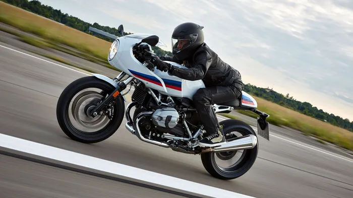 Weniger ist mehr. Dass dieser Satz für viele Motorradfans gilt, hat BMW 2015 mit der R nineT Scrambler unter Beweis gestellt. Von der positiven Resonanz motiviert, präsentieren die Münchner mit der R nineT in den Versionen Racer und Pure zwei Motorräder, deren Konzepte in den späten 1960er- und den 1970er-Jahren Karriere machten und noch heute viele Motorradfans in schönen Erinnerungen schwelgen lassen.