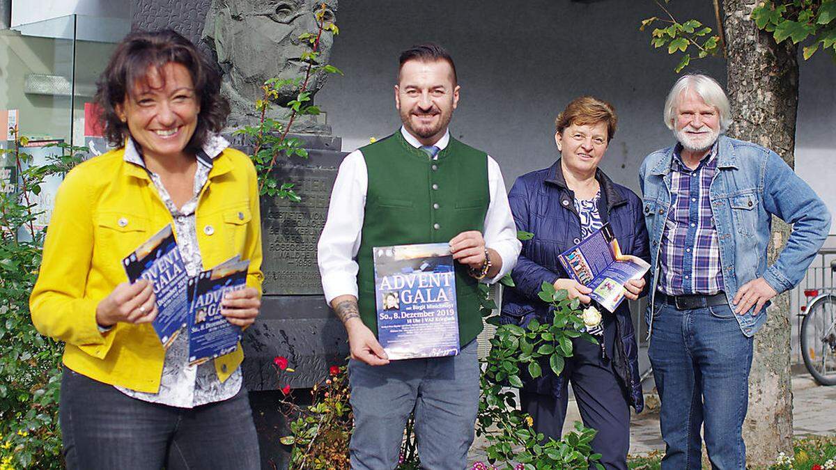 Irene Pfleger, Franz Preitler, Regina Schrittwieser und Jakob Hiller vor dem Rosegger-Denkmal