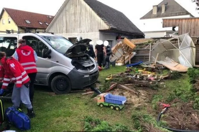 Dort rammte sein Kleinbus einen Spielturm mit Rutsche, einen Sandspielkasten und ein Gartenhäuschen.
