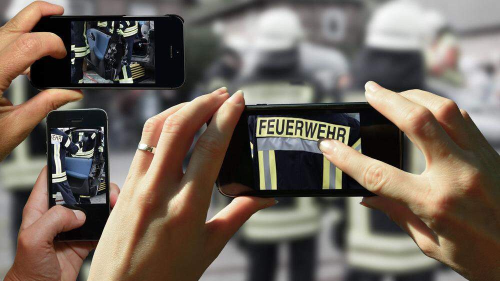 Sujetbild: Gaffer beim Fotografieren eines Feuerwehreinsatzes
