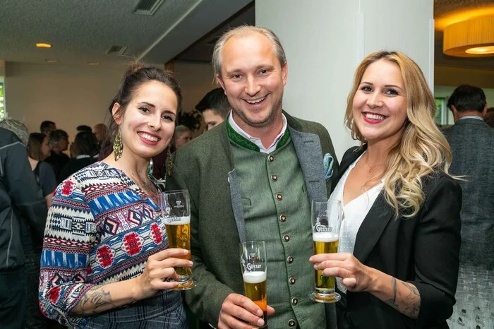 Die Künstlerinnen Carola und Sabrina Deutsch (Decasa) mit Nikolaus Gabriel