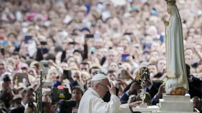Anlass der 19. Auslandsreise des Pontifex ist der 100. Jahrestag der Marien-Erscheinung von Fatima, der am Samstag in dem Wallfahrtsort rund 130 Kilometer nördlich von Lissabon mit der Heiligsprechung von zwei der drei Hirtenkinder gefeiert wird.