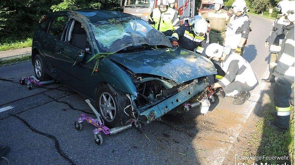 Das Auto wurde bei dem Unfall ins Hainsdorf-Brunnsee schwer beschädigt
