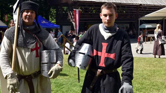 Seit Samstag wird beim zweitägigen Mittelalterfest in Maria Saal im Freilichtmuseum gefeiert. Auch am Sonntag messen sich die Ritter wieder bei den Landesmeisterschaften im Schwertkampf zur Freude der Burgfräuleins. Für Speis und Trank und ein kinderfreundliches Rahmenprogramm ist ebenfalls gesorgt. 