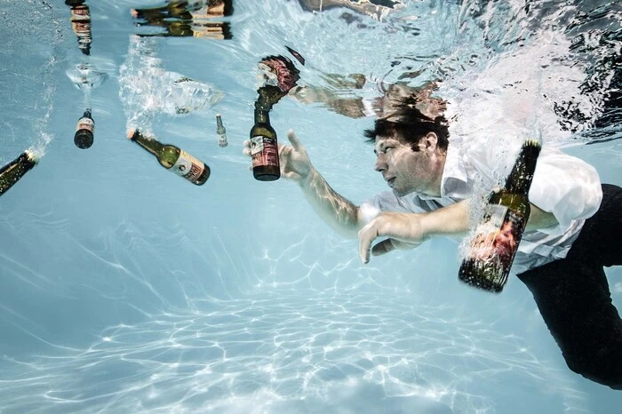 Auch die Brauerei Kofler wagte sich an ein Unterwasser-Shooting - mit Fotografin Miriam Primik.