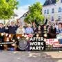 Gruppenfoto mit rund zehn Personen darauf. Sie halten ein Banner auf dem „After-Work-Party“ steht