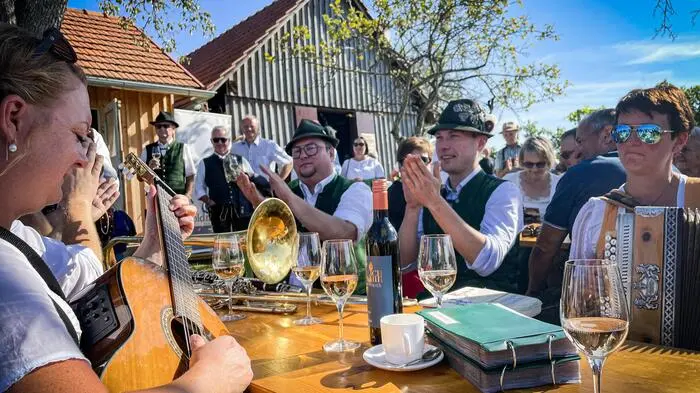 Bei strahlend blauen Himmel konnten die hunderten Besucherinnen und Besucher des Khünegger Landleb‘n Lesungen, Theateraufführungen, Musik und jede Menge Kulinarik genießen
