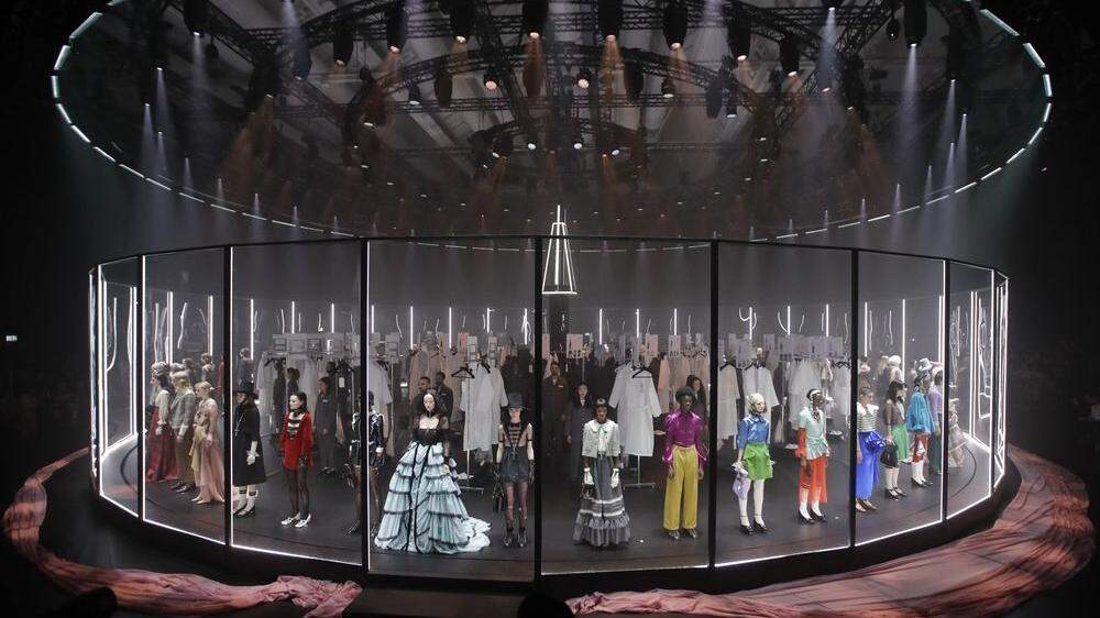 Modewoch in Mailand: Im dunklen Saal drehte sich bei Gucci ein Karussell, auf dem die Frauen angekleidet wurden. 