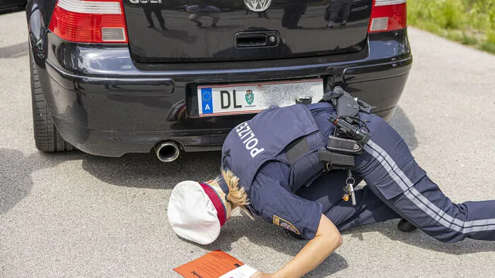 Die Polizei kontrolliert die getunten Autos auf nicht typisierte Umbauten sowie auf Verkehrs- und Betriebssicherheit