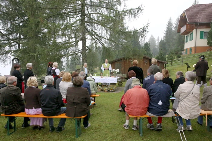 Gelungener Auftakt: Die Almmesse mit Kräuterweihe bei der „Bauernstubn“. 