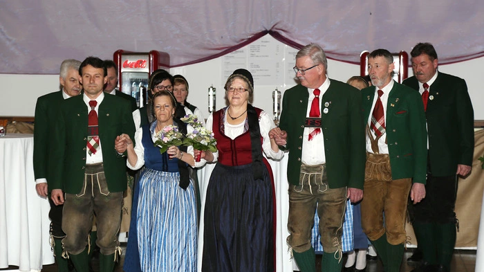 Mit einem Volkstanz, einstudiert von Maria Horn, eröffneten die Hochlatnscher z`Weiz ihren 91. Steirer Ball in Weiz