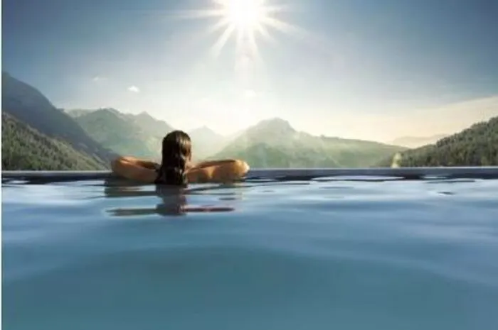 Pool mit rekordverdächtiger Höhe.Zu den höchstgelegenen Hotels Deutschlands zählt das Panoramahotel Oberjoch. Der Name ist Programm, denn neben dem Outdoorpool verfügen auch die Zimmer über einen beeindruckenden Blick auf die Berge. Ihre innere Mitte finden Gäste nach einem erfrischenden Bad im Außenbecken bei der anschließenden Yoga- oder Pilates-Session.