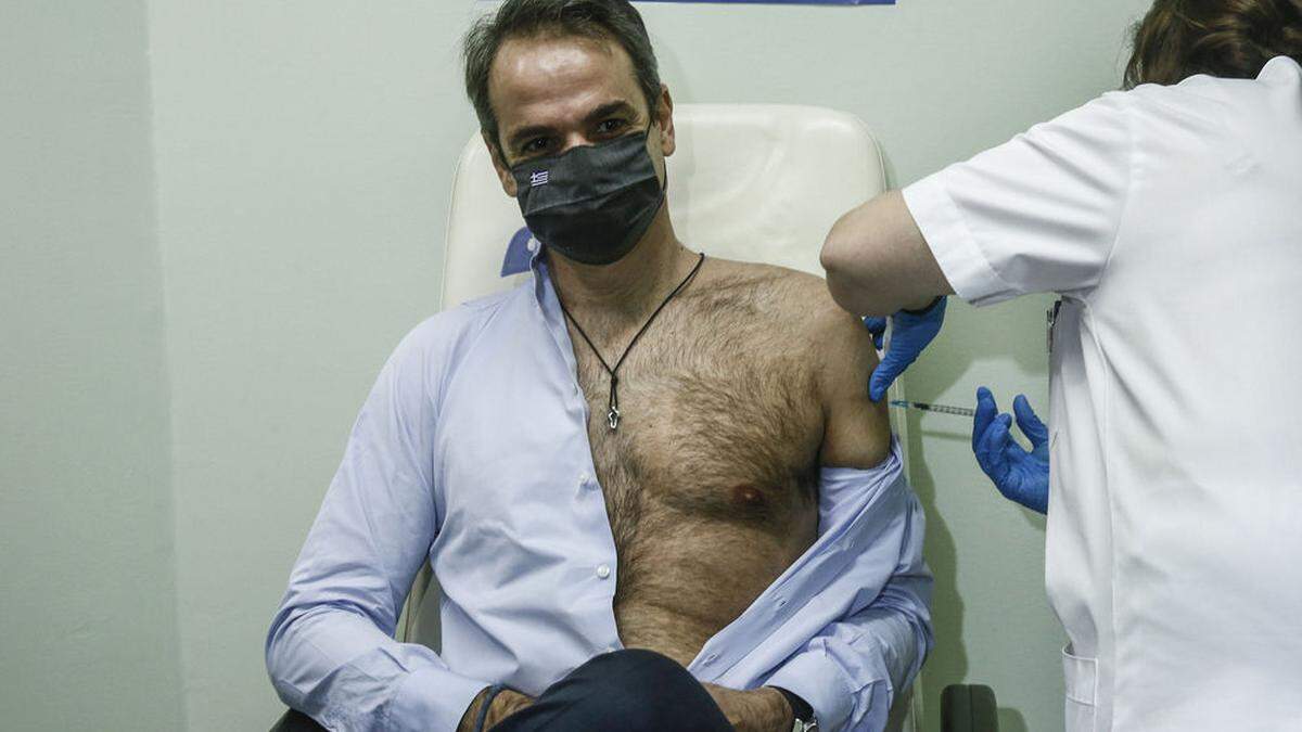 Der griechische Staatschef Kyriakos Mitsotakis bei der Impfung