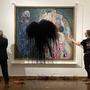 Das Bild &quot;Tod und Leben&quot; von Gustav Klimt wurde mit Öl überschüttet