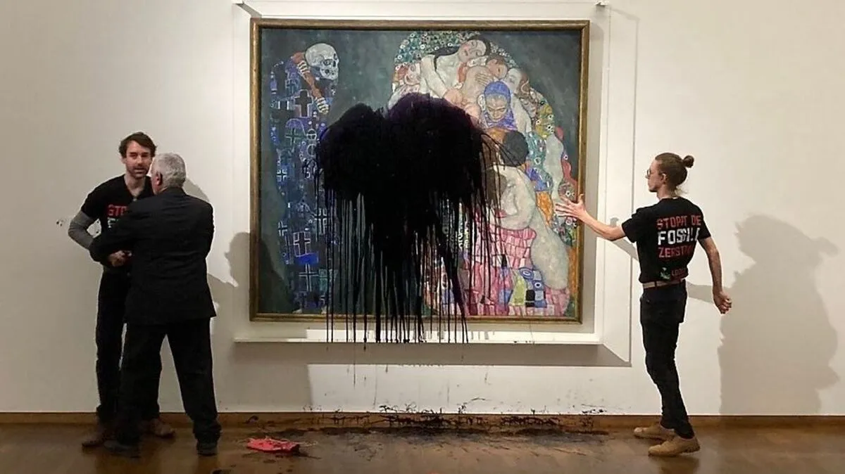 Das Bild "Tod und Leben" von Gustav Klimt wurde mit Öl überschüttet