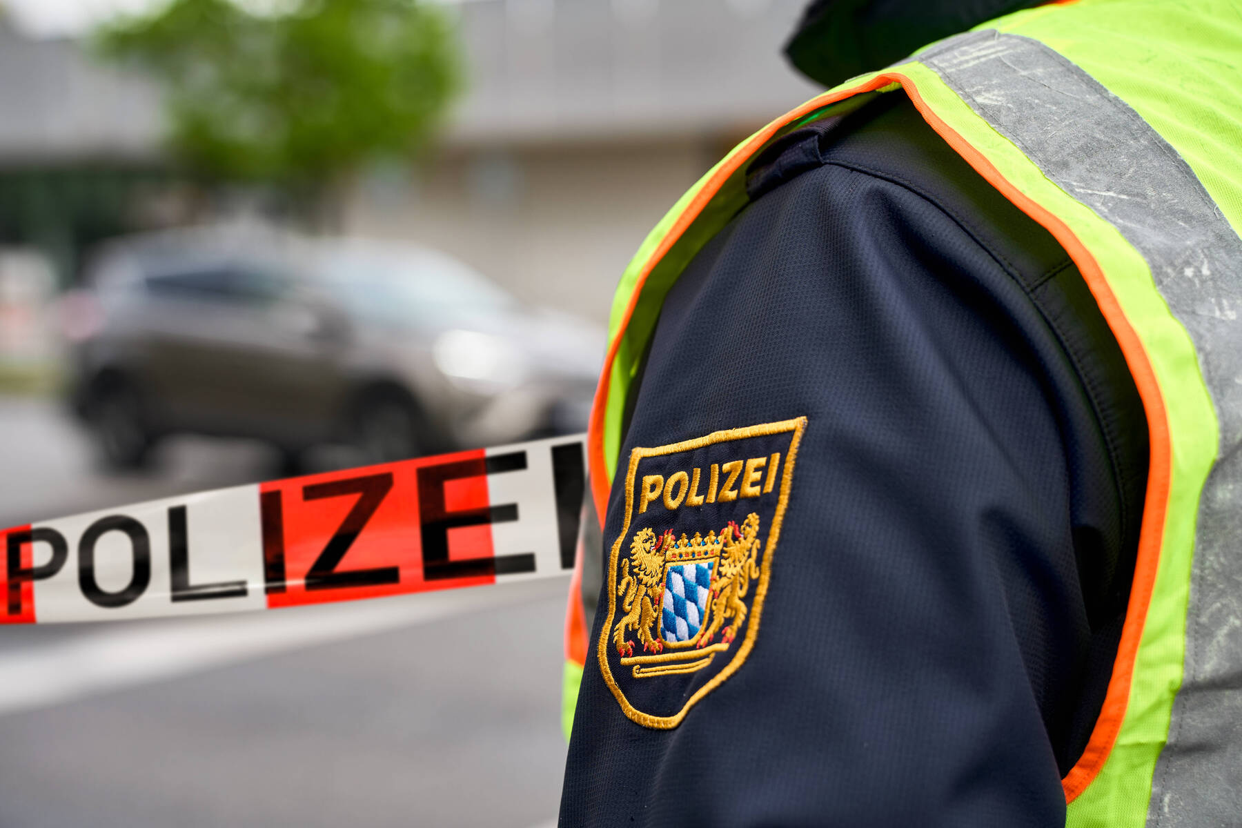 Saß ungesichert am Schoß: Polizei stoppt Vater mit rauchendem 4-Jährigen